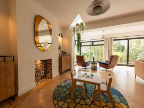Pass the Keys Acorn Lodge · Luxury Retreat In a Stunning Oasis With Hot Tub